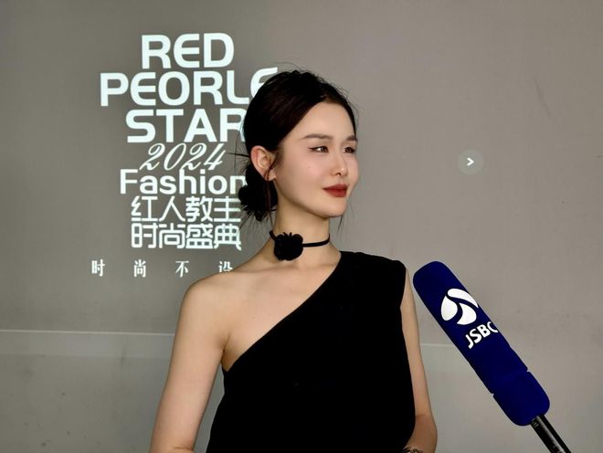 红人教主时尚盛典霓裳之美闪耀全场亚游ag电玩桂林璀璨启幕2024(图1)